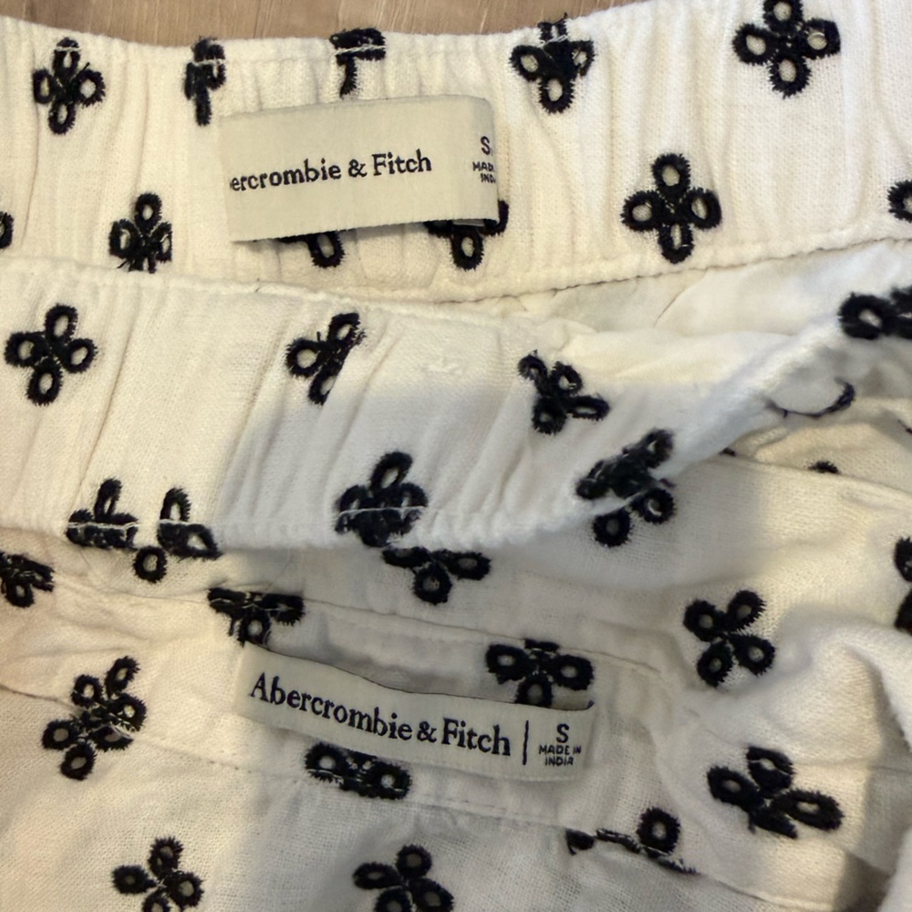 Abercrombie & Fitch Black and White Eyelet Set - Picture 6 of 6